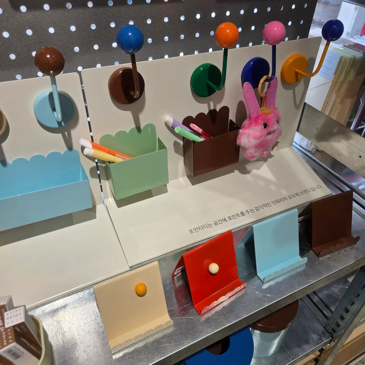 丸いフックとカラフルな小物入れ