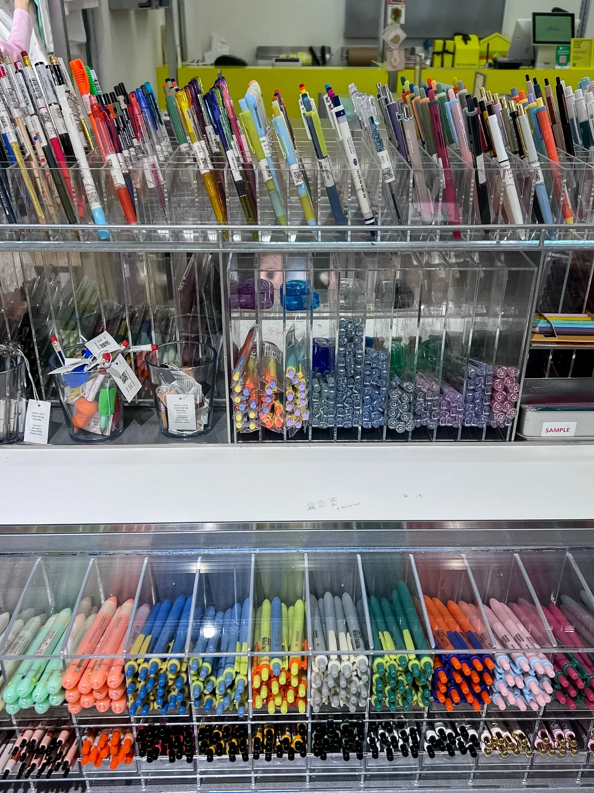 色別に並んだペンと文具