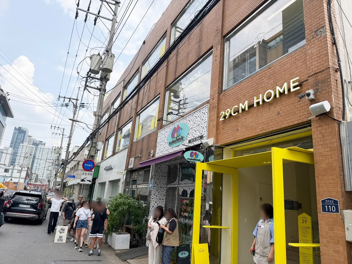 赤レンガの建物に映える黄色い扉