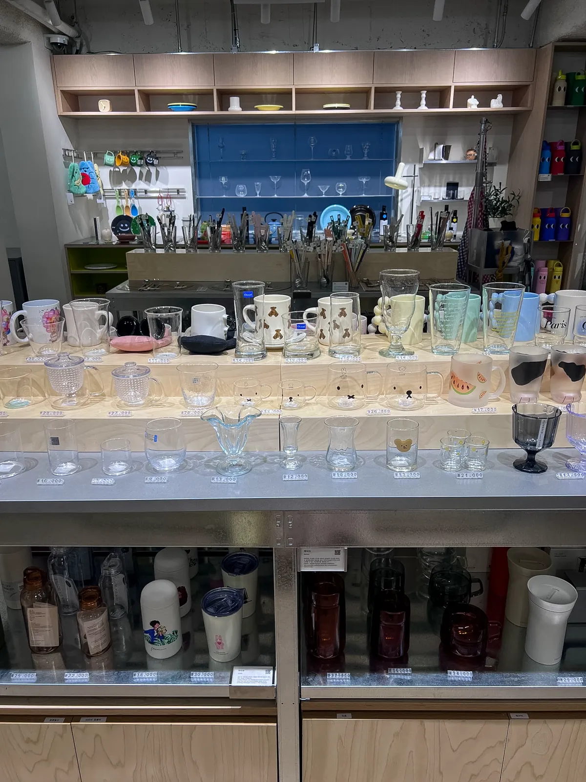 マグカップやグラスが値札つきで並ぶ29CM HOME 聖水2号店の棚