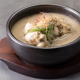 白く濃いスープの参鶏湯