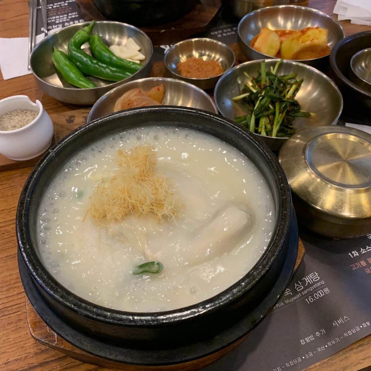 3代参鶏匠人 — 白いスープの参鶏湯と小皿