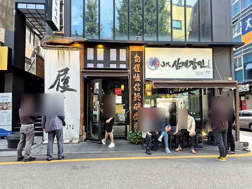 店先の椅子で待つ人々