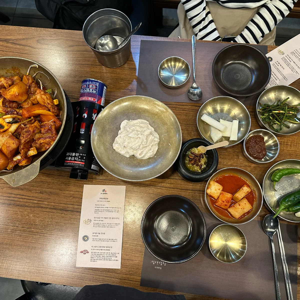 赤い煮込み鍋と白いソースの肉