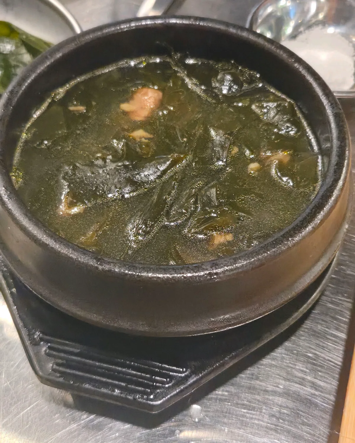 黒い器に入ったわかめスープ