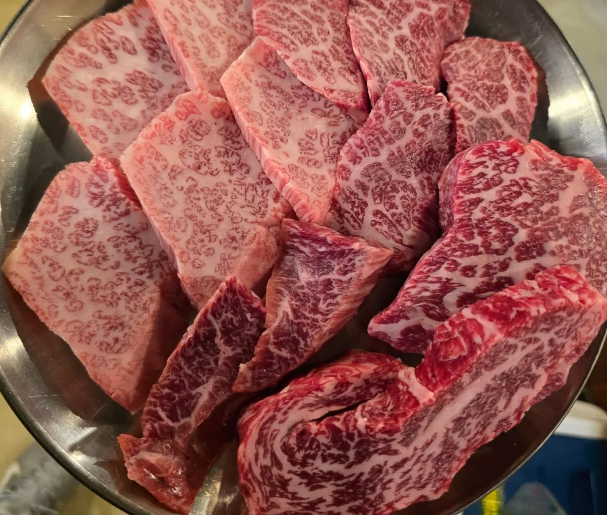 切り分けた霜降り牛肉の盛り合わせ