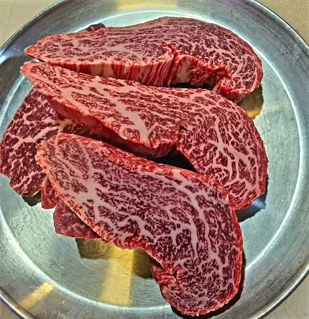 1++ 韓牛の特上ロース（1人前・100g）