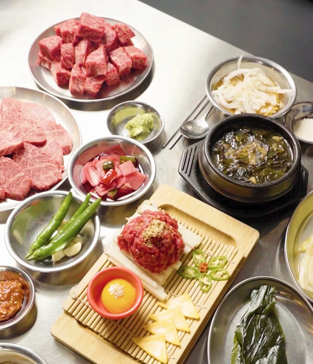 83BeeF 東莱本店 — 牛肉とユッケ、付け合わせの食卓
