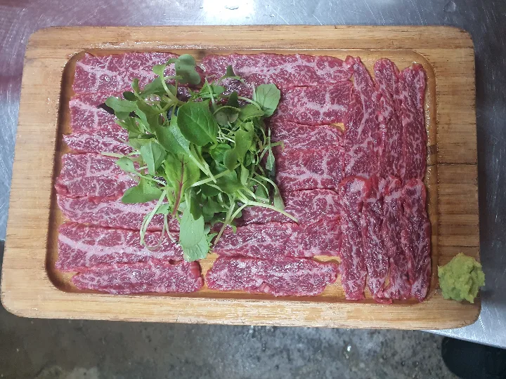 1++ 牛刺し（100g）