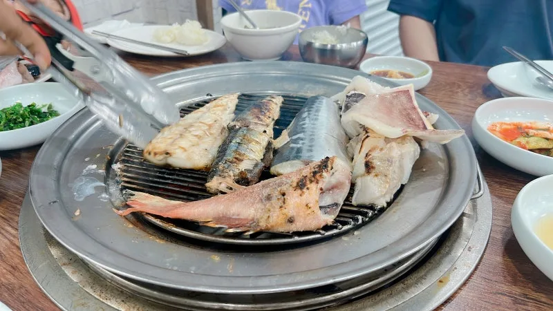 卓上の網で焼く魚の盛り合わせ