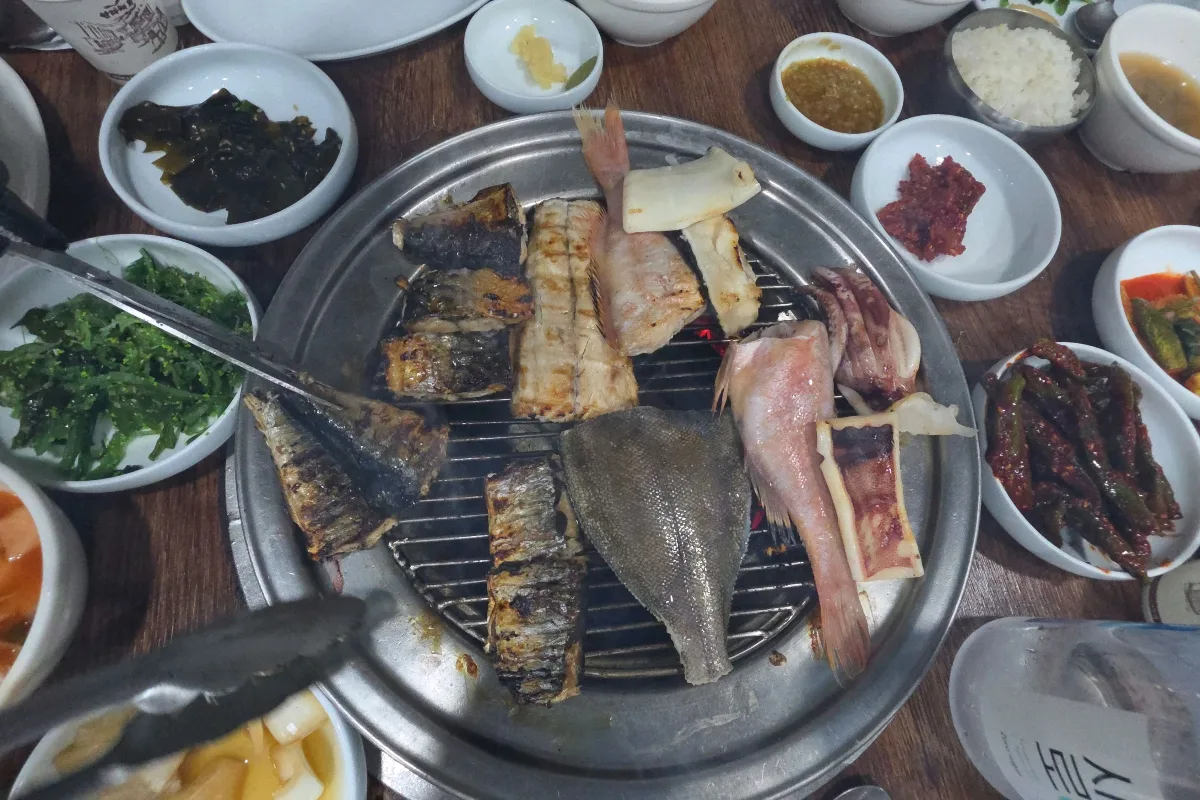 88センソンクイ — 卓上の焼き網を囲む魚と小鉢