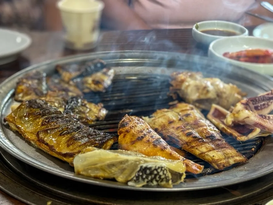 88センソンクイ — 網の上で焼けた魚の盛り合わせ