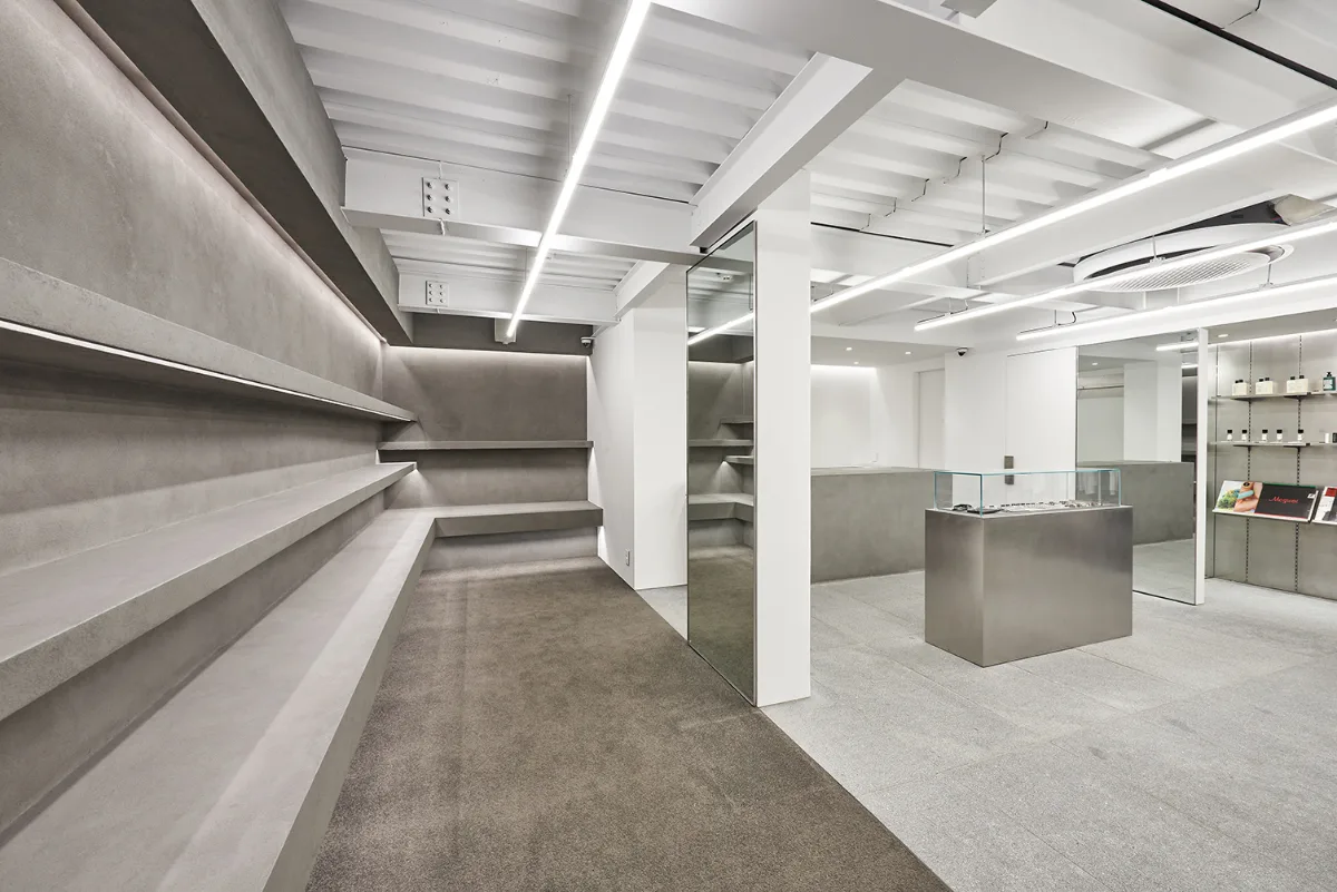 8DIVISION 明洞本店 — グレーの棚とガラスの展示ケース