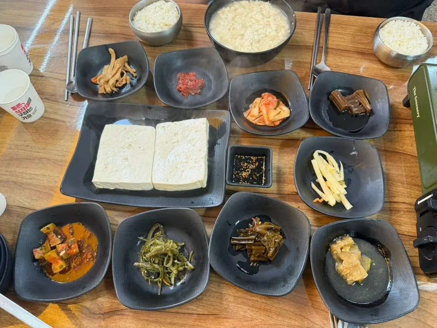 クナムメ・トゥブジプ — 大きな豆腐と小皿が並ぶ食卓