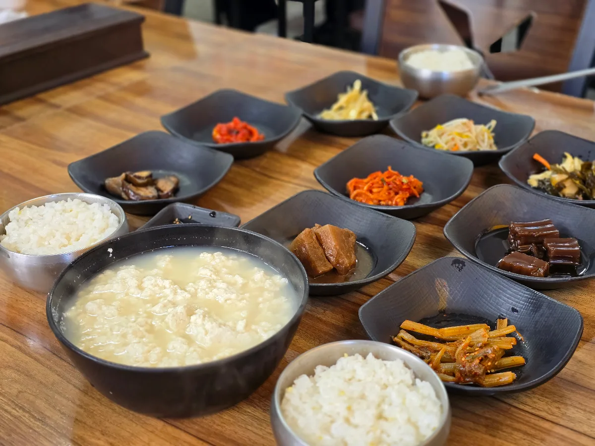 白いスンドゥブと並ぶ小皿料理