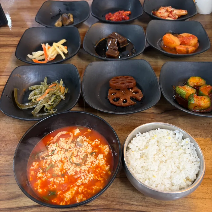 茶碗のご飯と赤い豆腐スープ