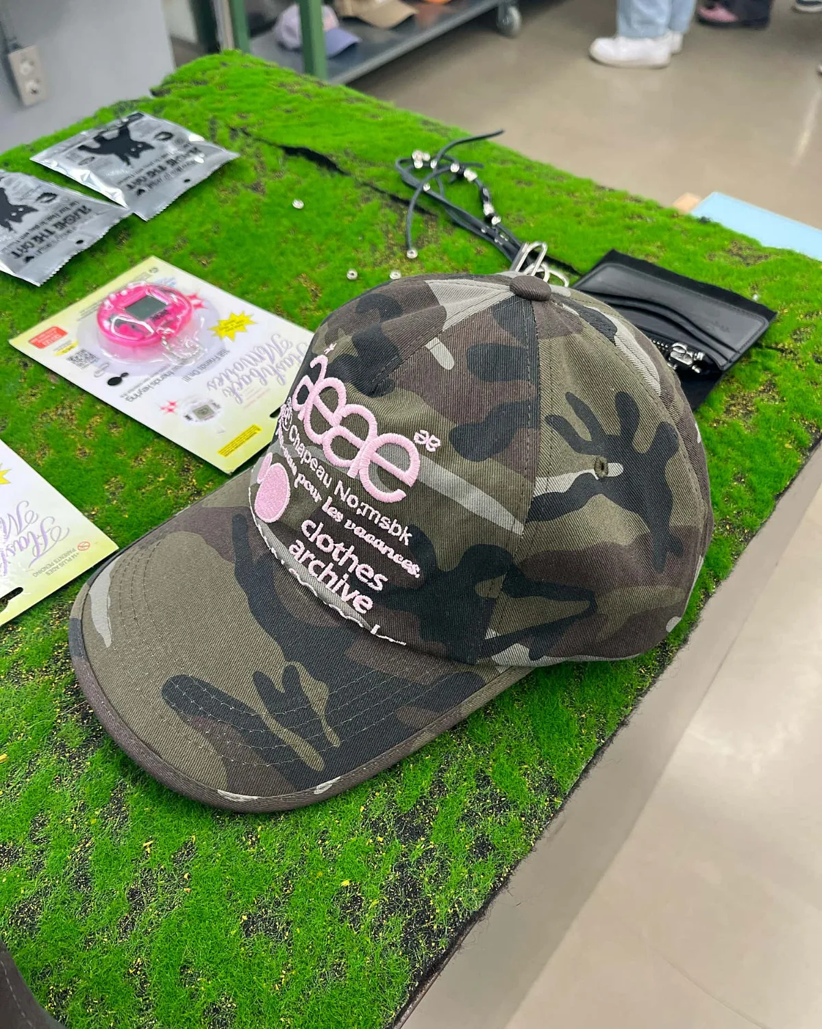 aeae 漢南店 — ピンクのロゴ入り迷彩キャップ