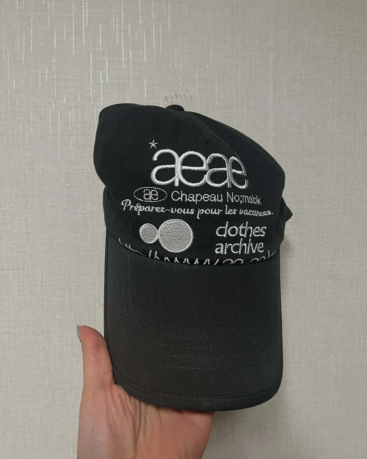 白い刺繍ロゴの黒いキャップ