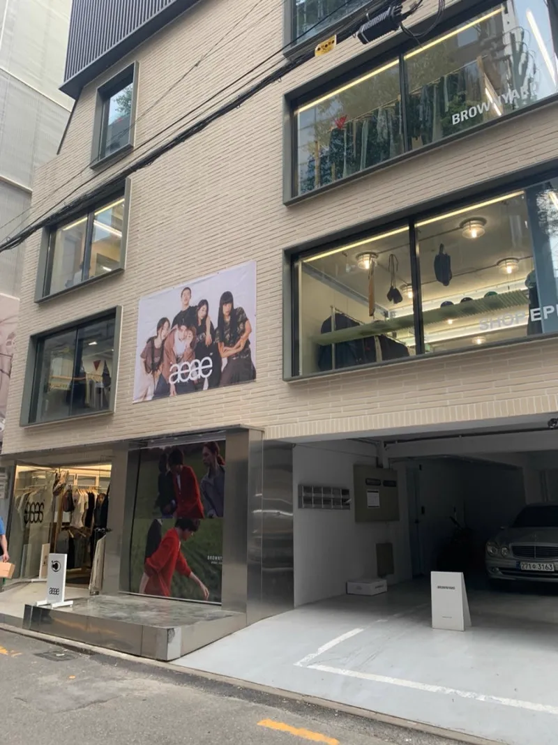aeae 漢南店 — ポスターが飾られた店舗の外観