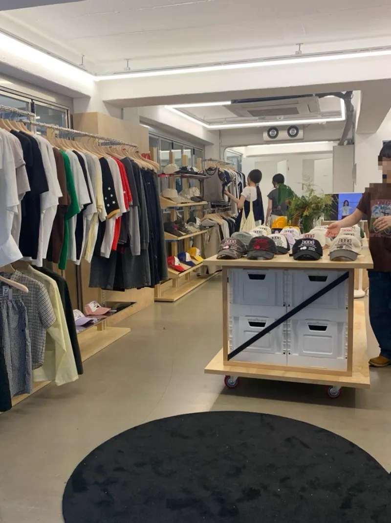 aeae 漢南店 — 洋服と帽子が並ぶ店内
