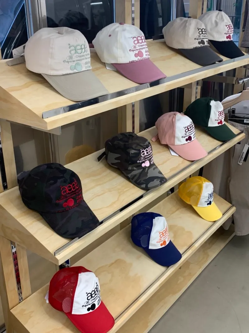 aeae 漢南店 — 棚に並ぶ色とりどりのロゴキャップ