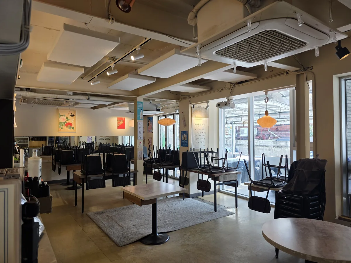 エジュオク — 窓際に並ぶテーブル席