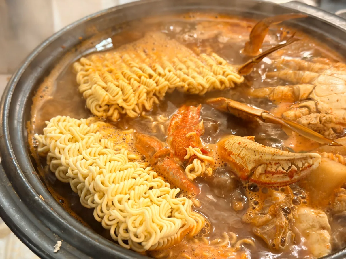 エジュオク — カニと麺の入った鍋