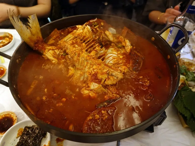 大鍋で煮込んだ魚の煮付け
