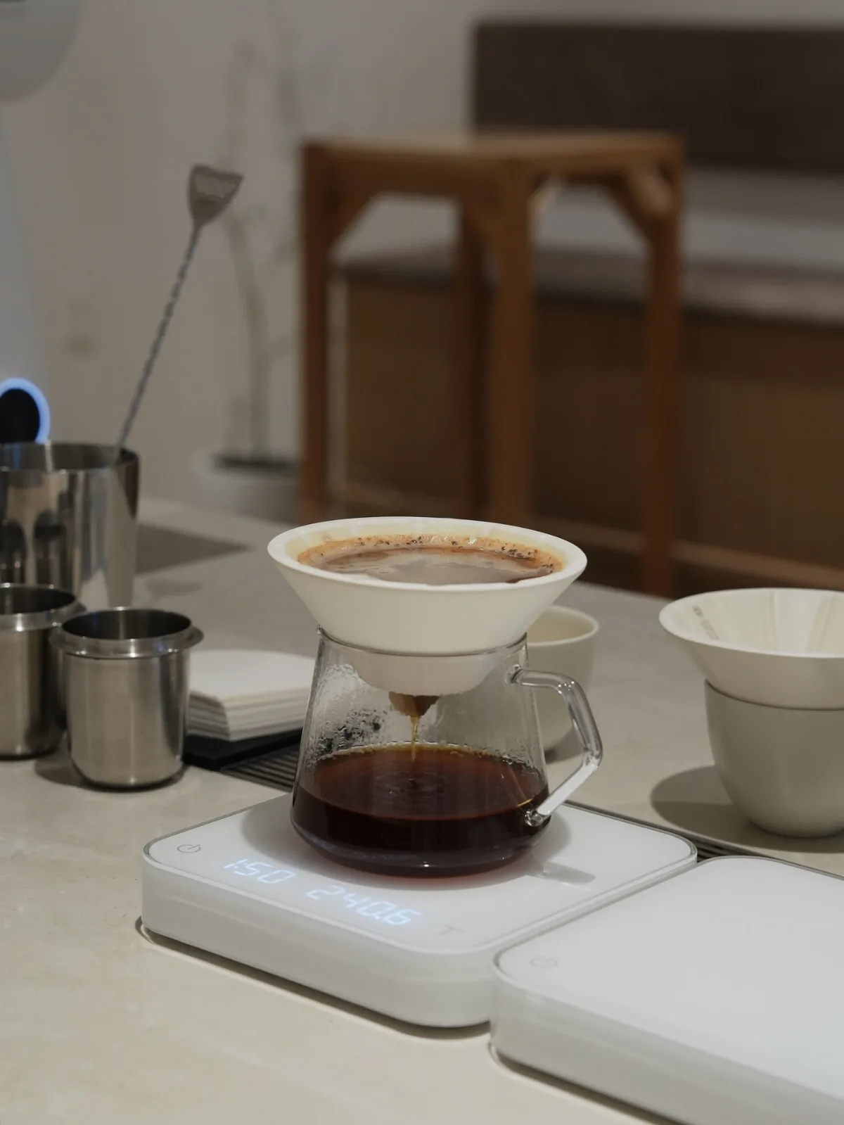 白いドリッパーでコーヒーを抽出