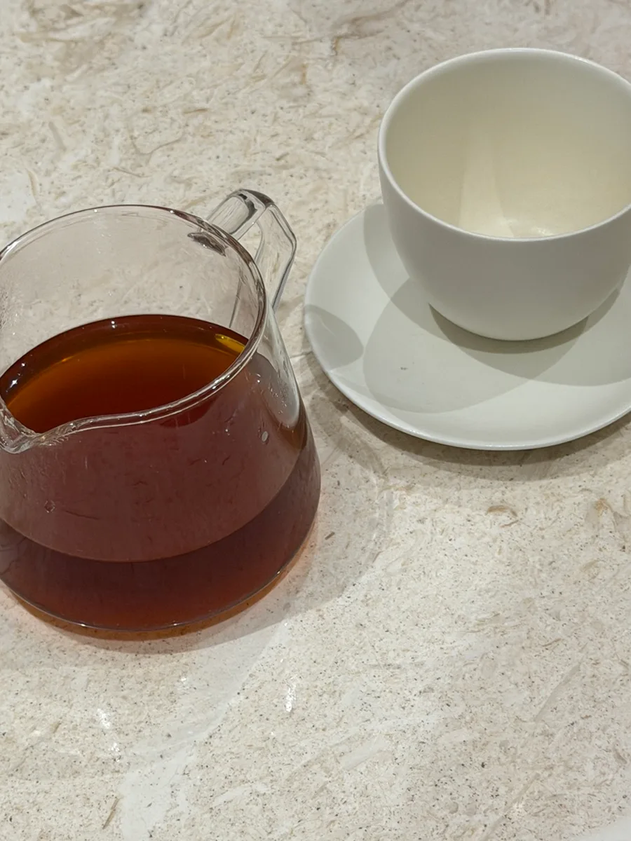 コーヒーサーバーと白いカップ