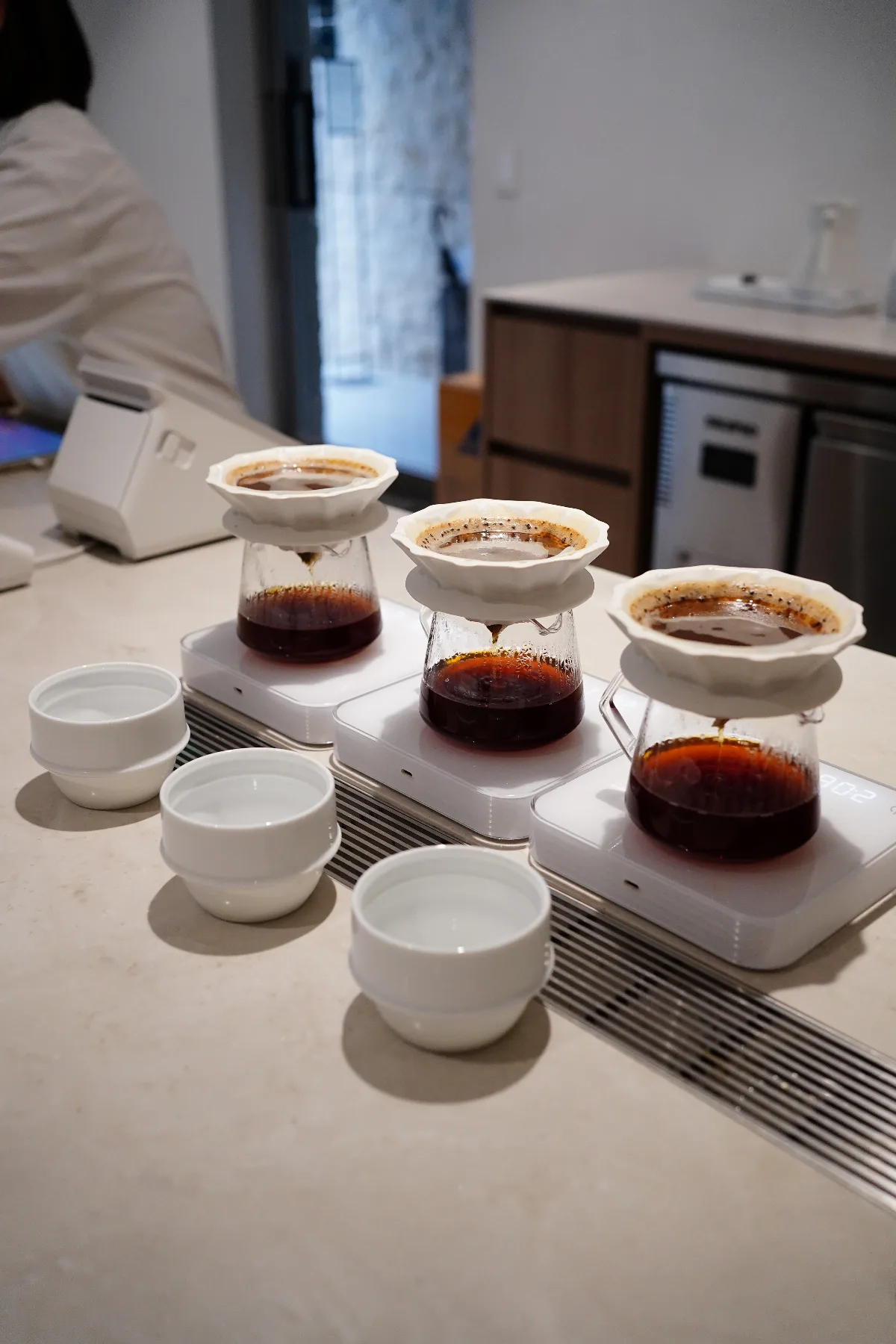 三つのドリッパーでコーヒーを抽出