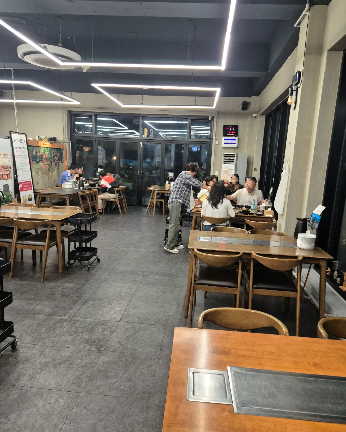 木のテーブルが並ぶ広々とした店内