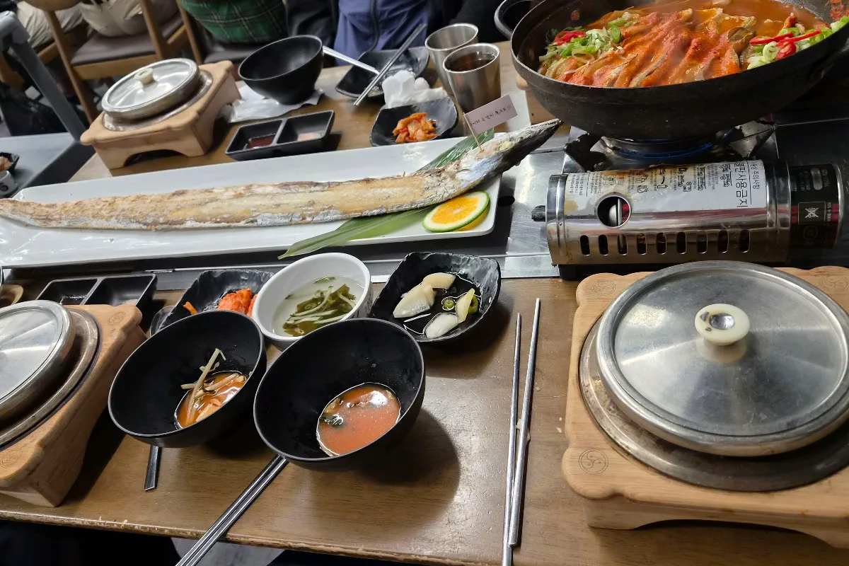 太刀魚の丸焼きと煮付けを囲む食卓