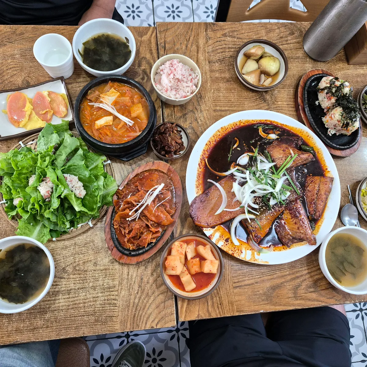 コブルラク — 魚の煮付けと料理が並ぶ食卓