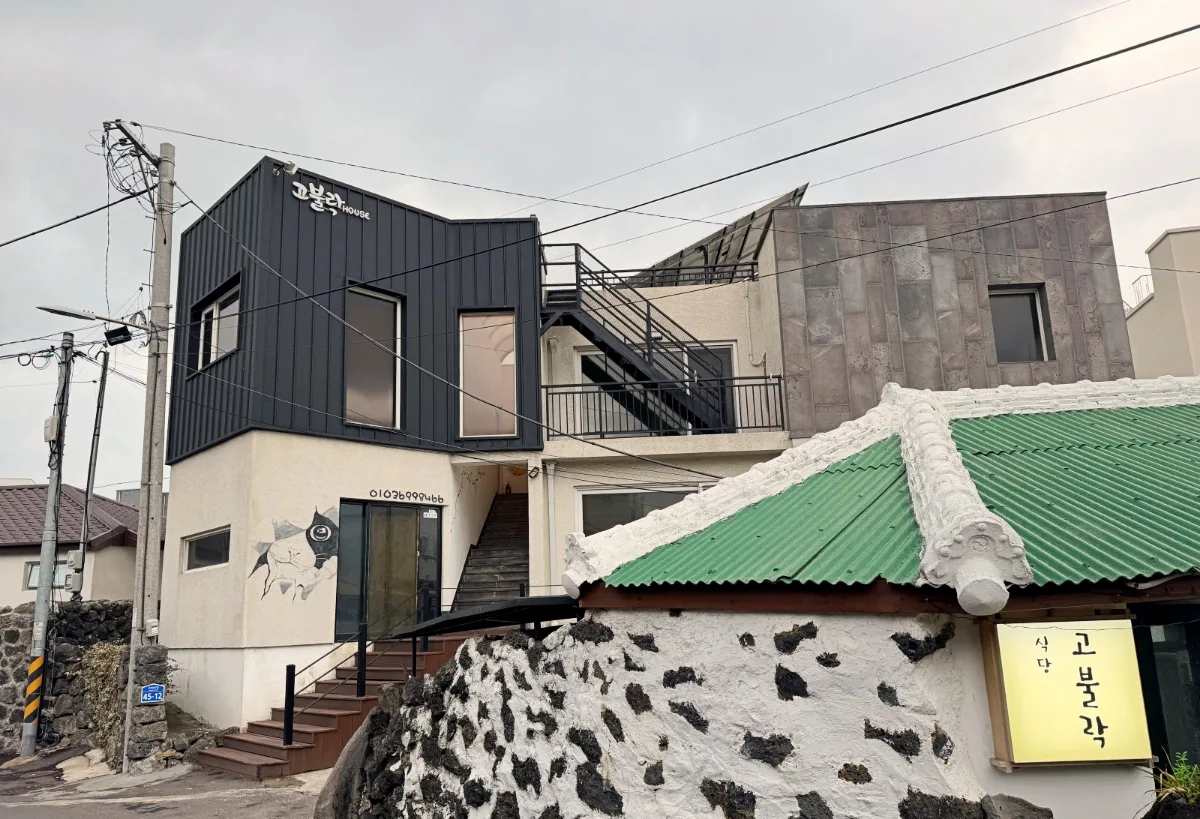 路地に面した石壁と店の看板