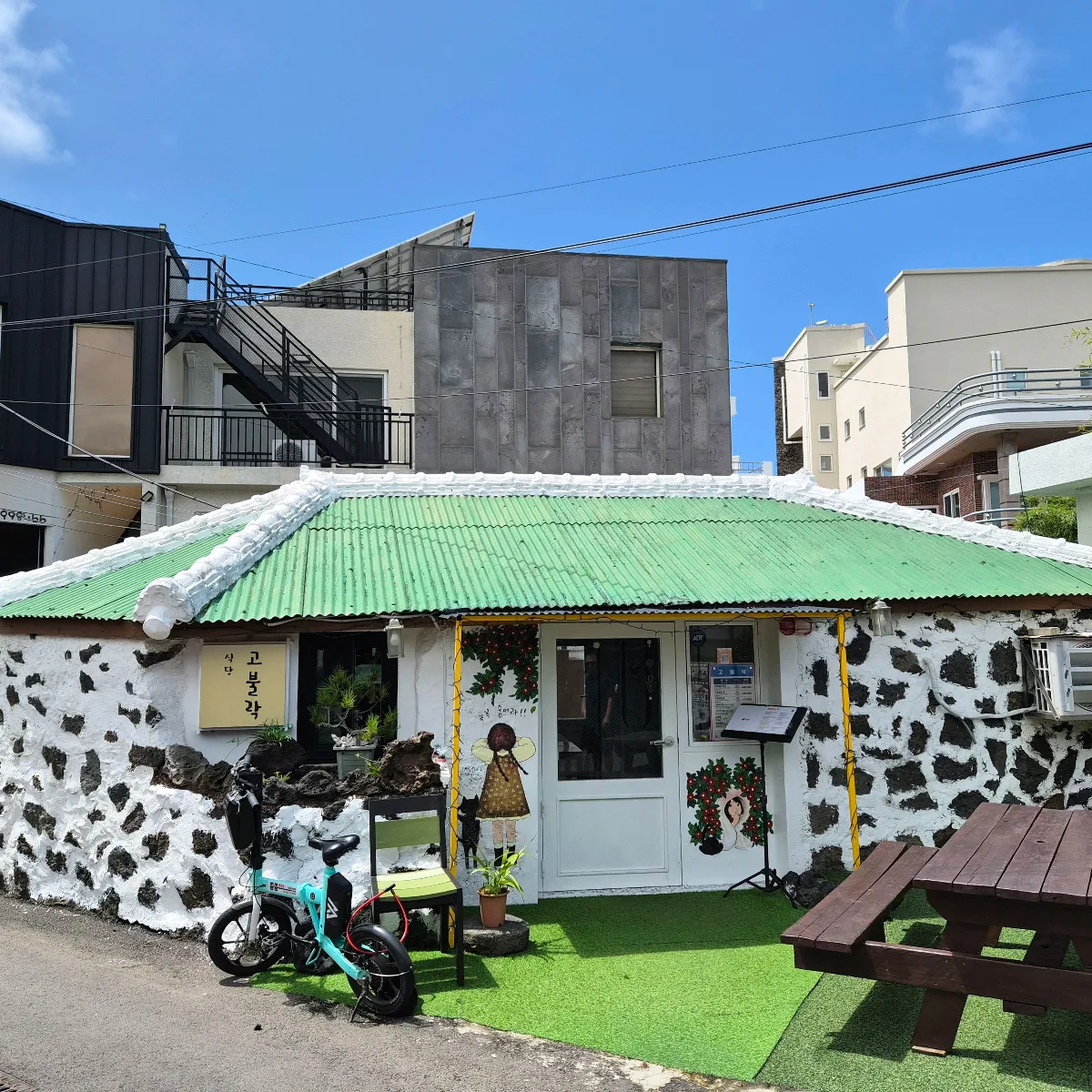 コブルラク — 緑の屋根と白い石壁の食堂
