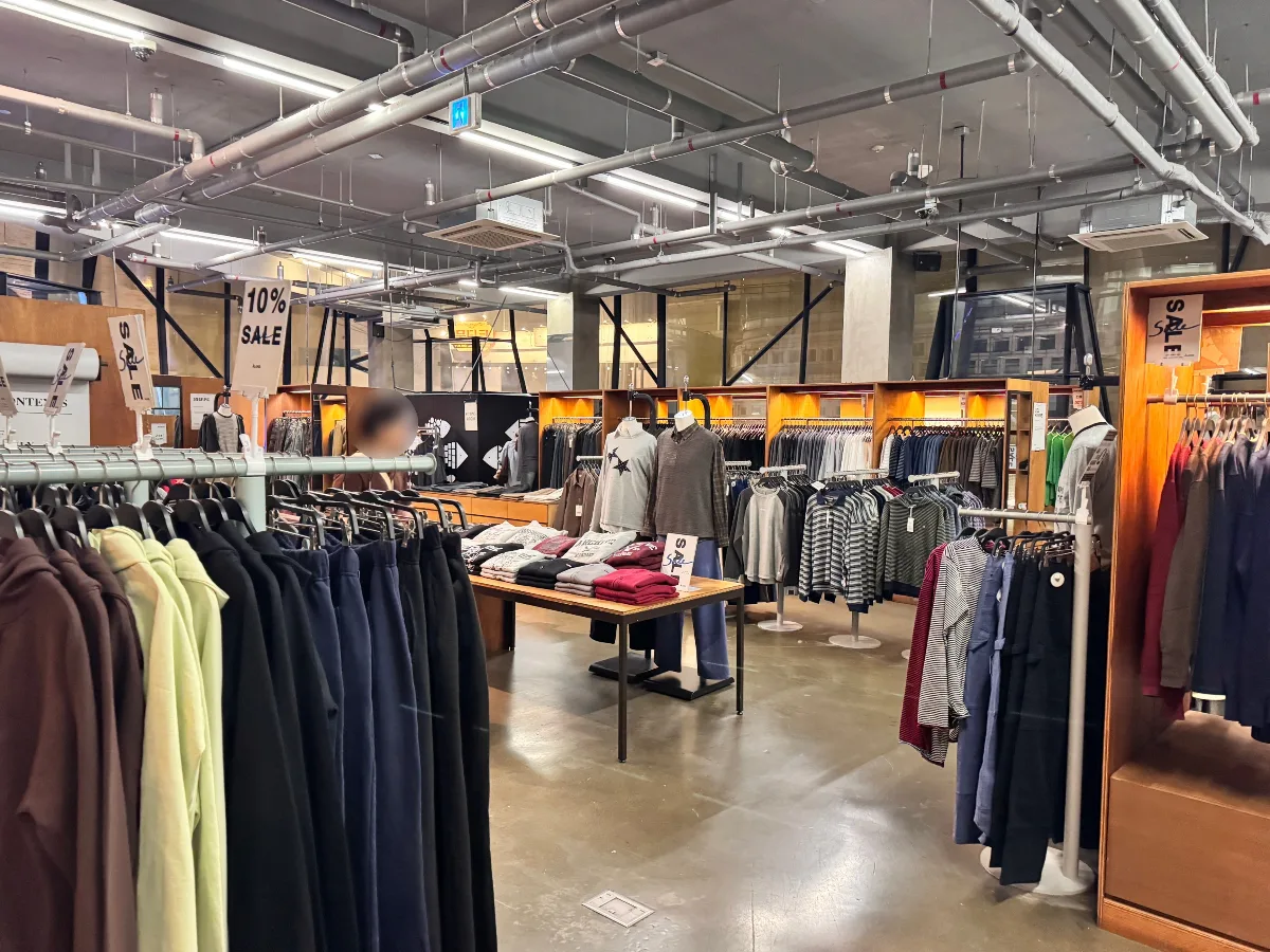 ラックと陳列台が並ぶ広い売り場