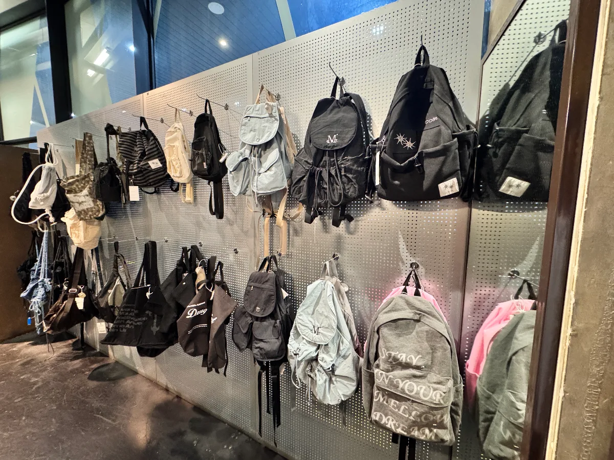 ALAND 弘大店 — 壁一面に並ぶリュックとバッグ