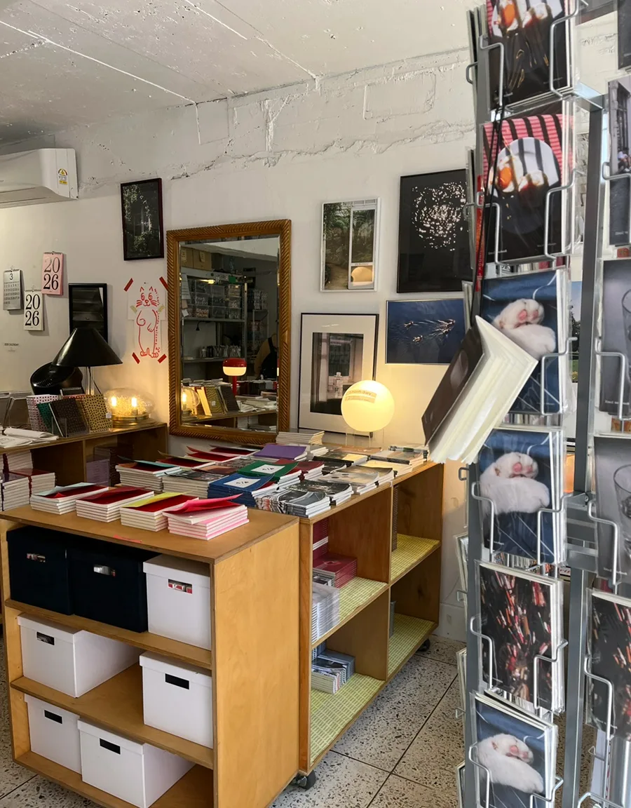 ALLWRITE 西村店 — 木の棚と写真ポストカード