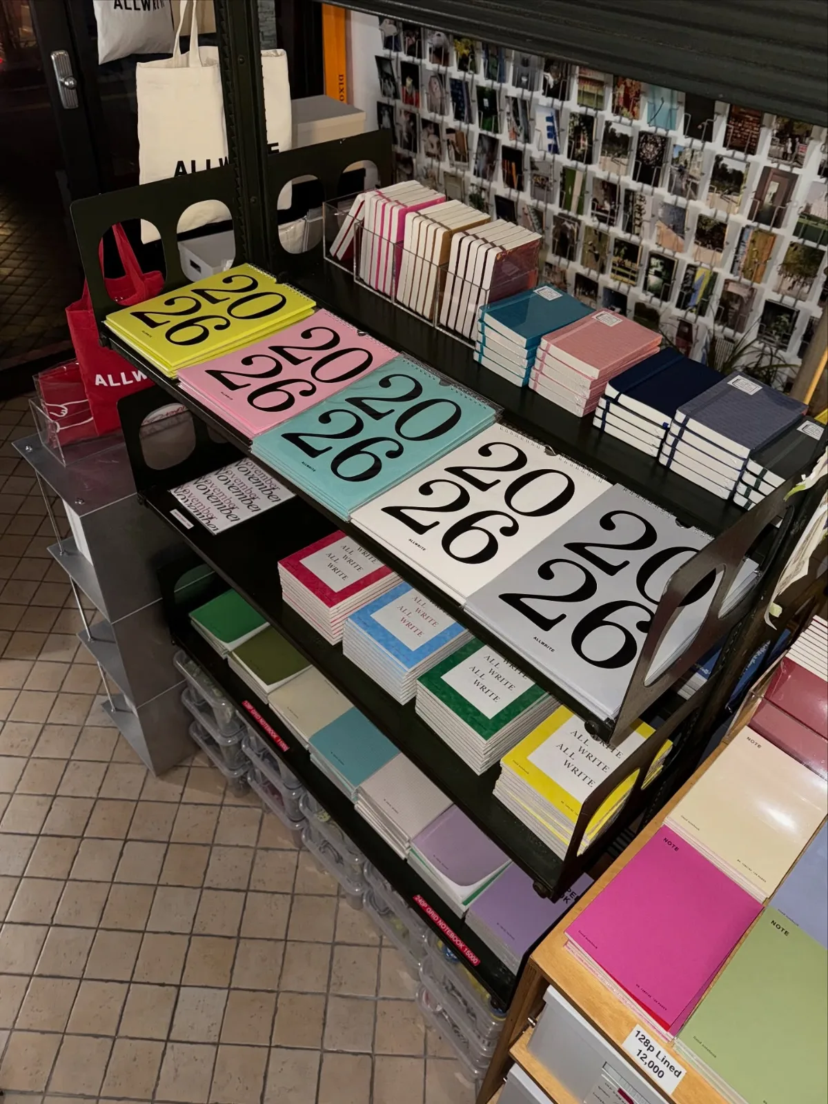 年号入りの手帳と色とりどりのノート