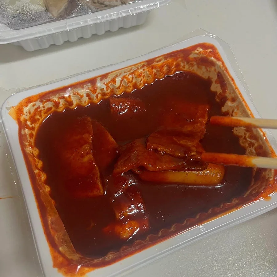 容器に入った餅とおでんのトッポギ