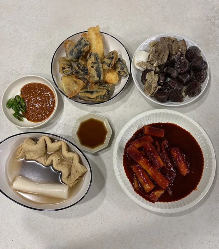 アマンナ粉食 — トッポギと揚げ物、スンデの食卓