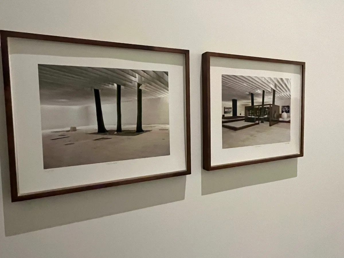木枠の額に収められた二点の写真作品