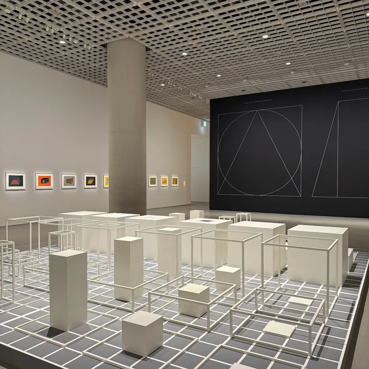 白い格子の立体作品が並ぶソル・ルウィット展の展示室