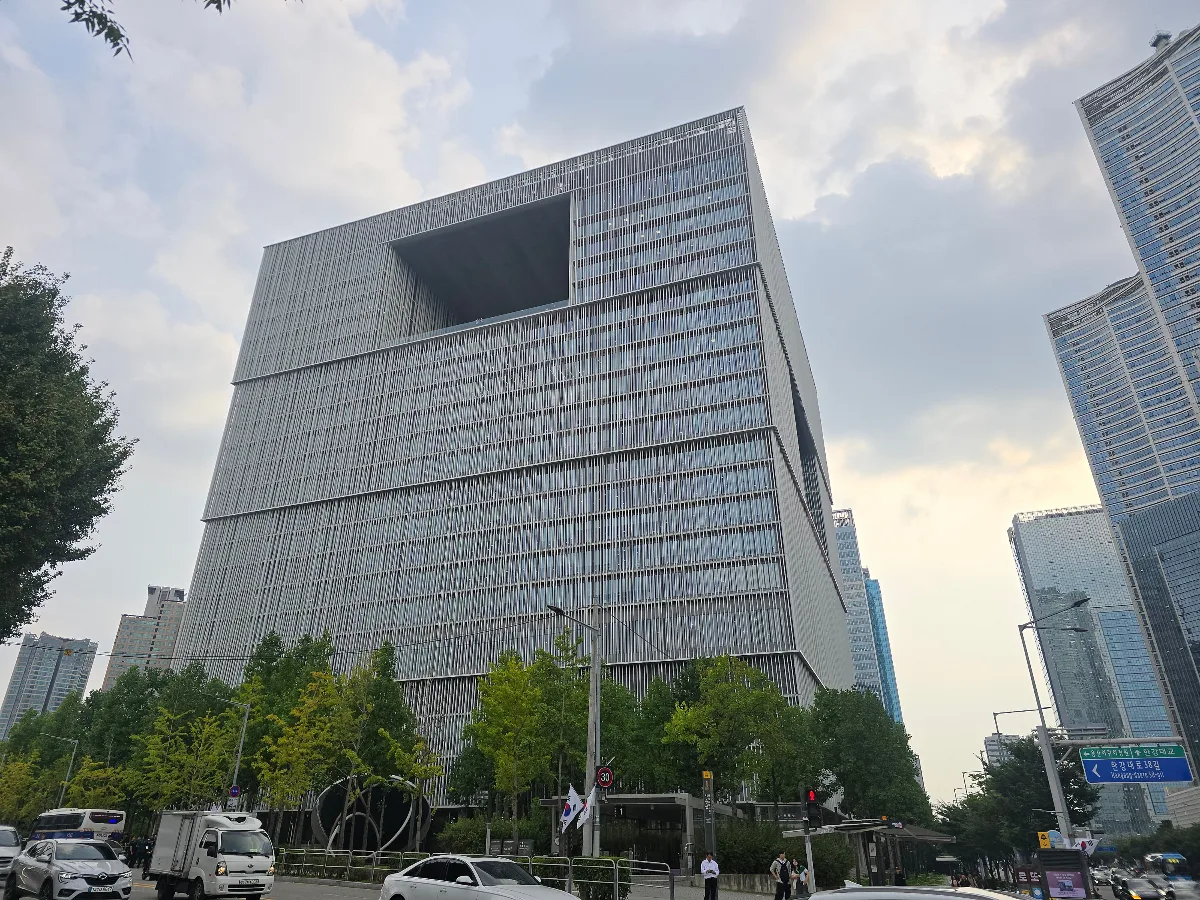 アモーレパシフィック美術館 — 大きな開口部が目を引く美術館の建物