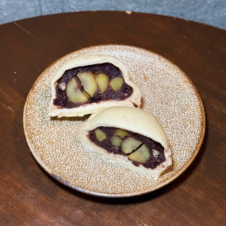 大粒の栗とあんこのもちパン