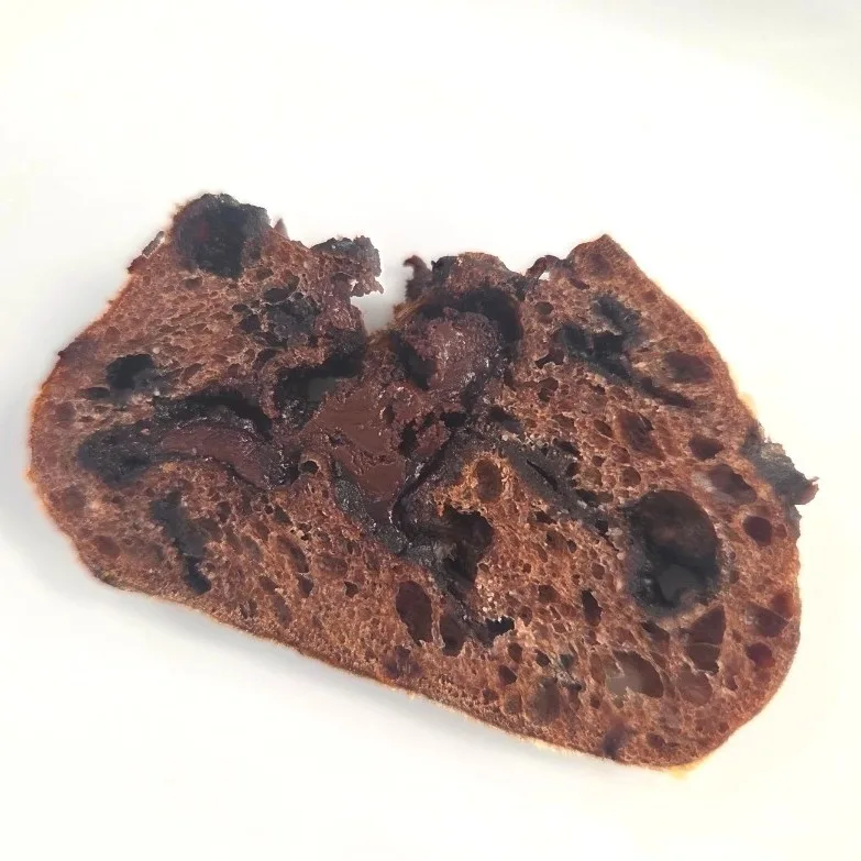 アンシアン — チョコが入ったパンの断面
