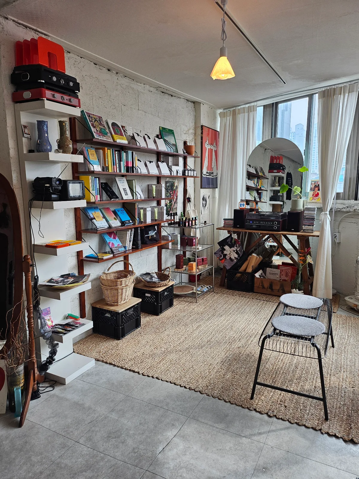 AND COFFEEBAR — 本棚と大きな鏡のある店内