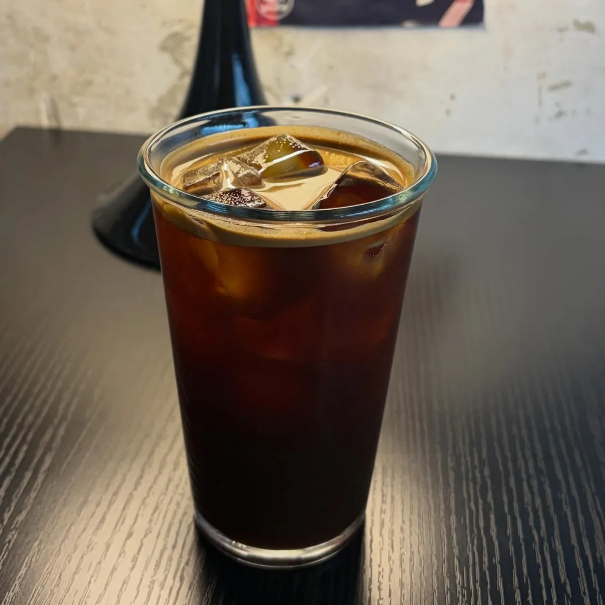 氷を浮かべたブラックコーヒー