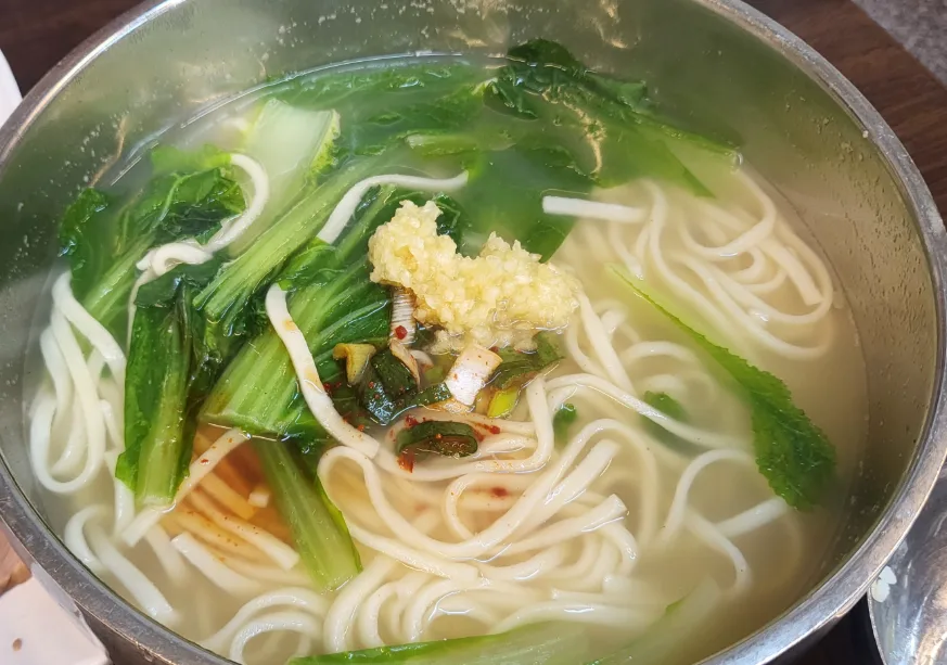 にんにくと薬味をのせた汁麺
